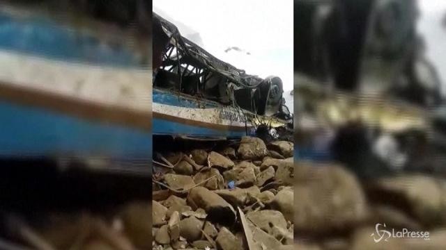 Perù, bus precipita in un burrone: 48 morti