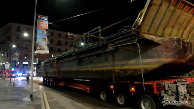 Milano, parte il primo barcone smantellato del Naviglio Pavese
