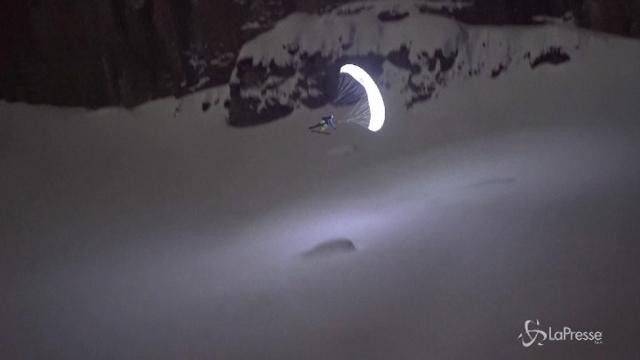 Speedriding, la folle discesa notturna dal ghiacciaio dei Bossons