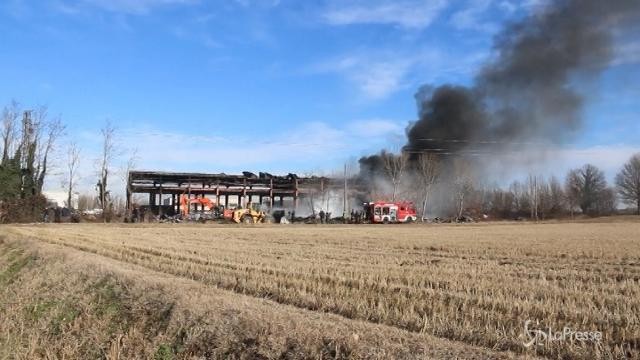 Pavia, rogo capannone: si indaga su atto doloso
