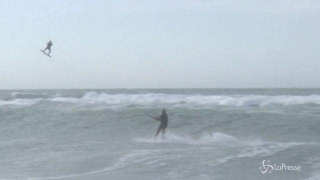 Eleanor, i surfisti francesi non temono la tempesta