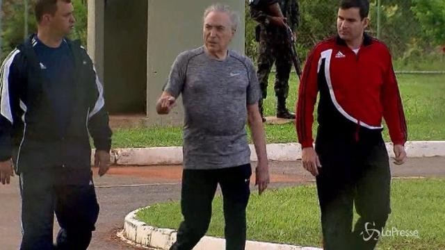 Brasile, le immagini di Temer dopo il ricovero