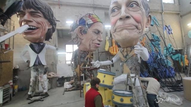 Viareggio: gli artigiani del Carnevale al lavoro