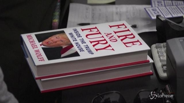 Trump, esce il libro scandalo. L’autore: “Alla Casa Bianca tutti pensano che sia un idiota”