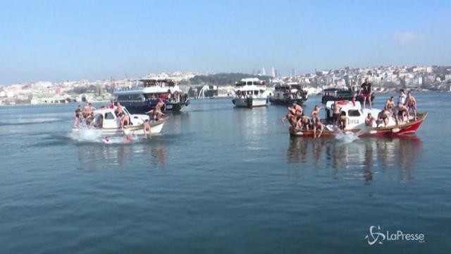 Turchia, il bagno nel Bosforo per festeggiare l’Epifania