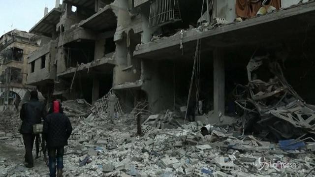 Siria, 17 morti in raid governativi