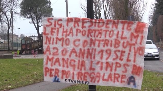 Arcore, gli striscioni populisti fuori da Villa San Martino