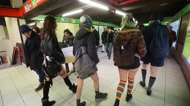 A Milano è il No pants subway ride: tutti in metro in mutande
