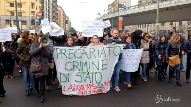Sciopero docenti, il corteo a Milano