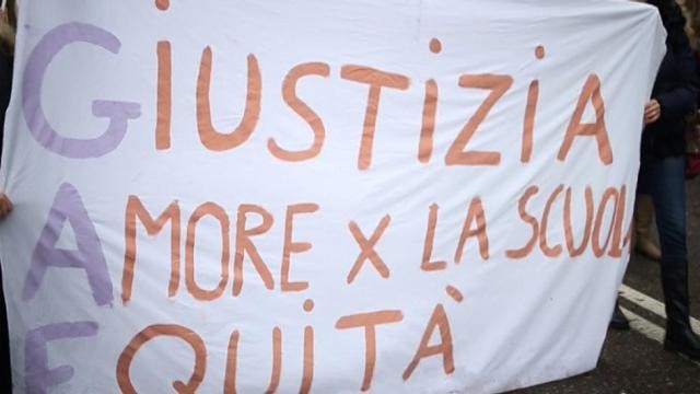Scuola, docenti bloccano il centro di Torino