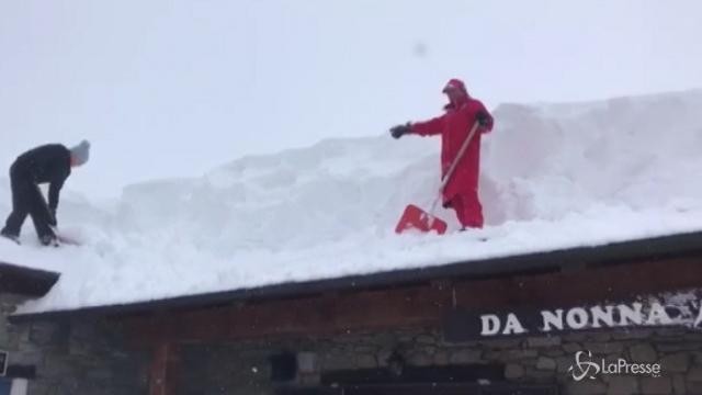 Maltempo Sestriere, mezzi bloccati: si spala sui tetti