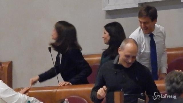 Rifiuti, protesta del Pd: sacchetti in aula al Campidoglio