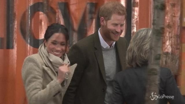 Harry e Megan visitano una radio: l’affetto della folla
