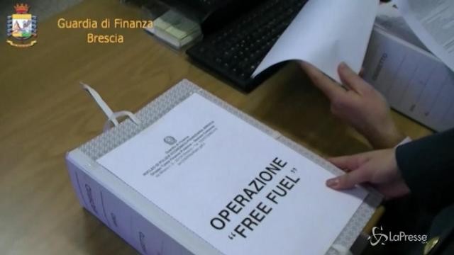 Frode fiscale su benzina, procuratore Brescia: “Nei pizzini riferimenti alla camorra”