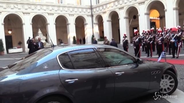 Tsipras va da Gentiloni, ma la sua auto blu finisce sui carabinieri