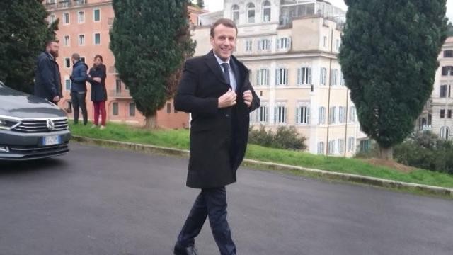Macron da Gentiloni, ma prima fa il turista a Roma. “Mi piace molto”