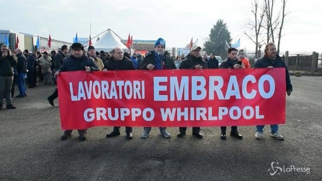 Protesta dei lavoratori Embraco: licenziati 497 operai su 537