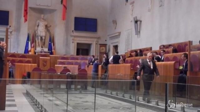 Roma, urla in Campidoglio nel consiglio sui rifiuti