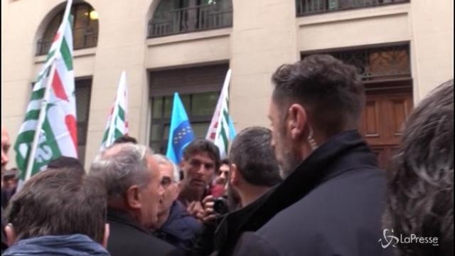 Grasso contestato al Mise, i lavoratori gli chiedono di restare
