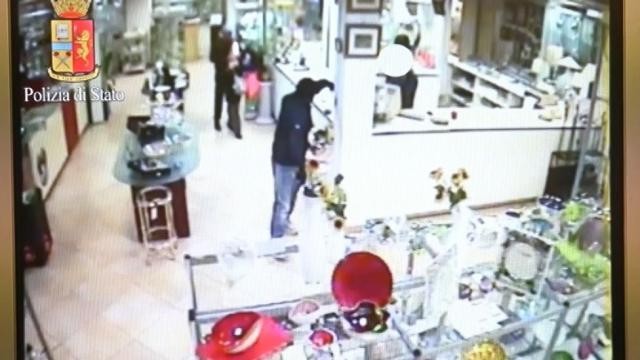 Rapinano gioielleria per 280mila euro: arrestate sei persone