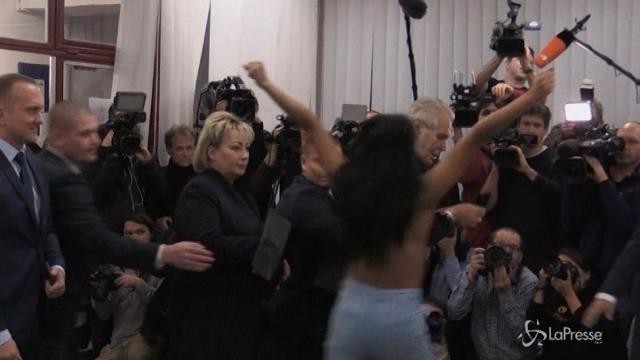 Repubblica Ceca al voto, attivista del gruppo Femen salta addosso a Zeman