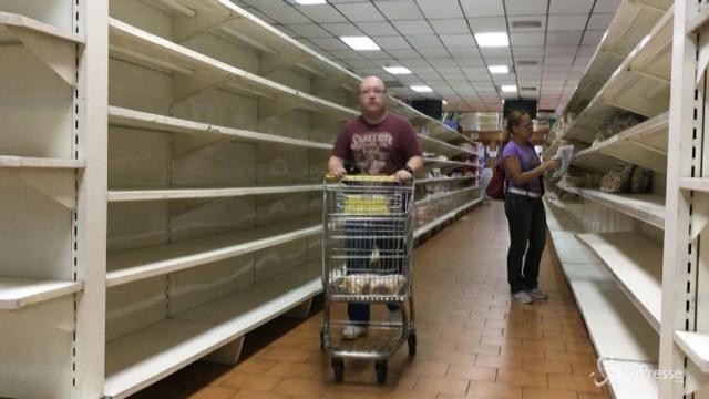 Caracas, tra gli scaffali vuoti dei supermercati