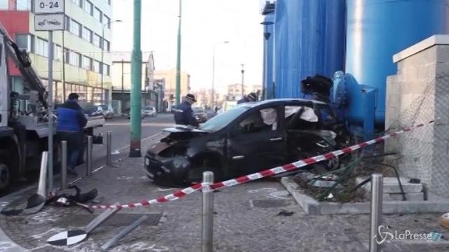 Milano, scontro tra due auto: morto un 18enne, cinque i feriti