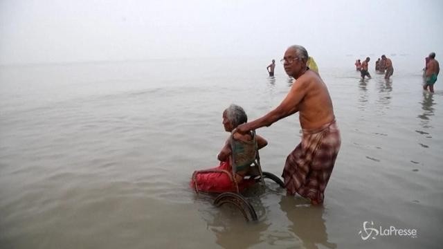 India, in migliaia per il “tuffo santo” nel Gange