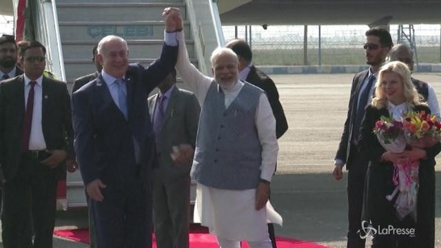 Netanyahu arriva in India, Modi lo accoglie all’aeroporto