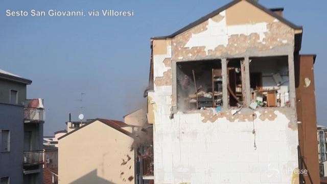 Sesto San Giovanni, nuovo crollo in diretta nella palazzina esplosa