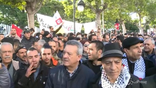 Tunisia: in migliaia in piazza nel settimo anniversario della rivoluzione