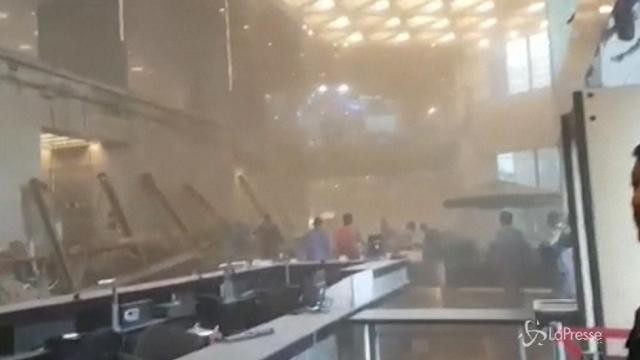 Giacarta, cade una balconata alla Borsa: i soccorritori aiutano i feriti