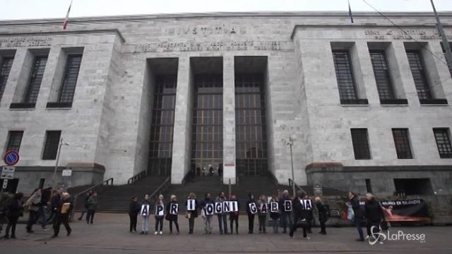 Milano, animalisti in presidio davanti al tribunale