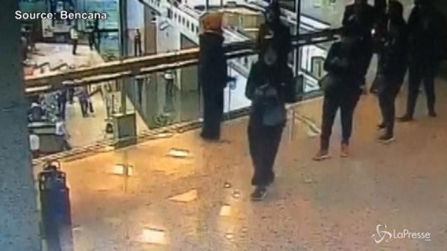 Giacarta, l’impressionante crollo di una balconata nel palazzo della borsa