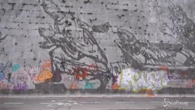 Roma, nuove scritte vandaliche sul murales di William Kentridge