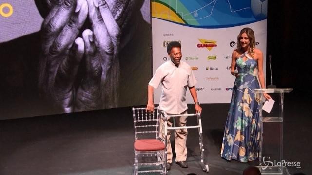 Pelé col deambulatore: “Ecco le mie nuove scarpette da calcio”