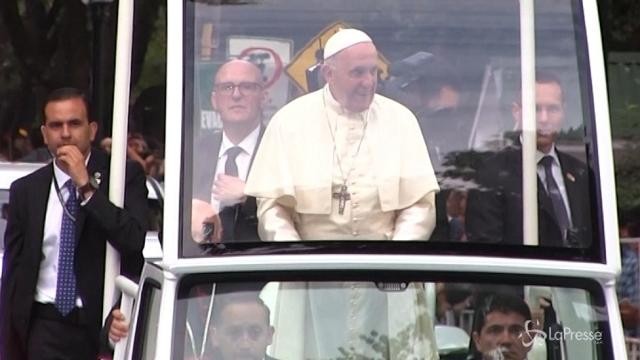 Cile, bagno di folla per il Papa