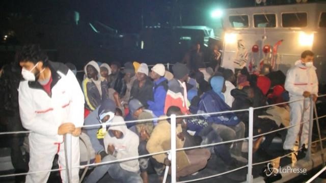 Libia, 360 migranti trovati al largo di Tripoli