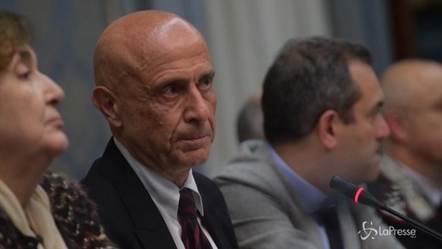 Napoli, Minniti: “Più uomini delle forze dell’ordine per garantire sicurezza”