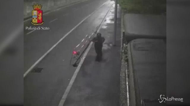 Milano, donna uccisa a Parco Litta, il video del presunto assassino
