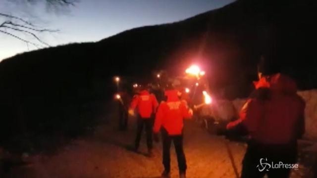 Rigopiano, un anno dopo. La fiaccolata in ricordo delle vittime