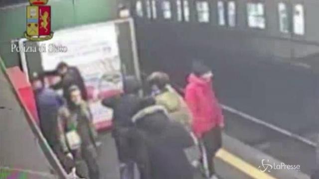 Milano, banda di adolescenti devasta vagoni metro: 5 denunciati