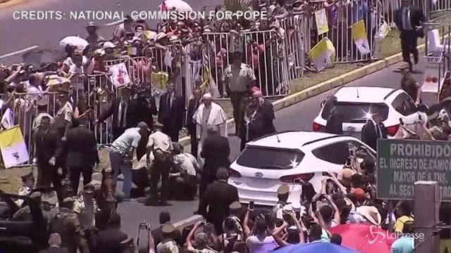 Poliziotta a cavallo cade sulla papamobile: Bergoglio ferma tutto e l’aiuta