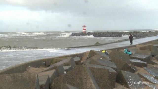 Raffiche di vento a 140 km orari: la tempesta Friederikeche colpisce l’Europa del Nord