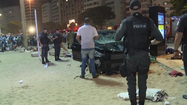 Auto sulla folla a Copacabana, morta una bambina