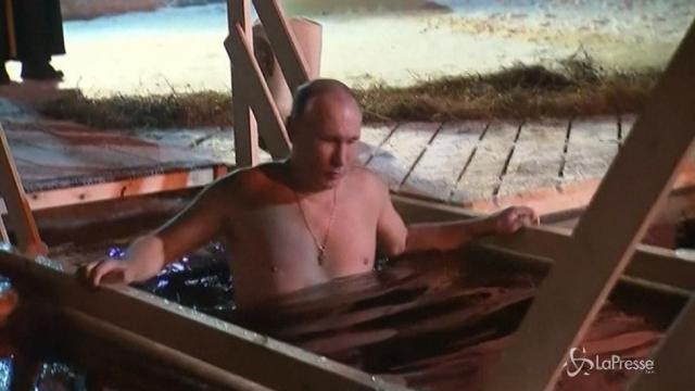 Epifania ortodossa, il tuffo di Putin nell’acqua gelata