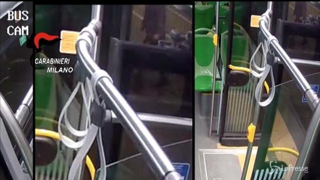 Milano, autista di bus ferisce a coltellate un 17enne: il video dell’agressione