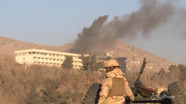 Attentato in hotel a Kabul, almeno 6 morti
