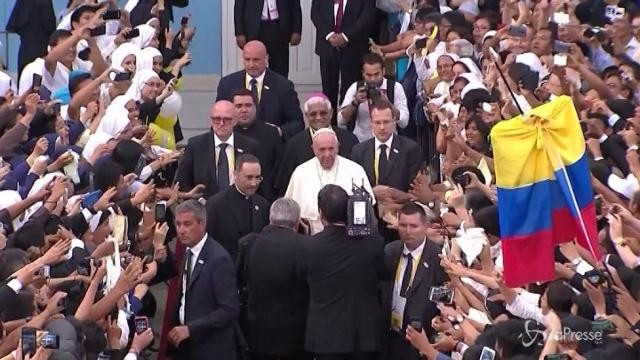 Papa in Perù davanti a 200mila fedeli: “Servono leggi contro il femminicidio”