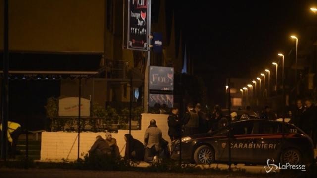 Paura nel casertano, uomo spara sulla folla dal balcone